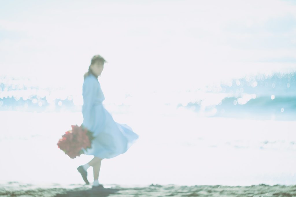 浜辺で振り返る女性