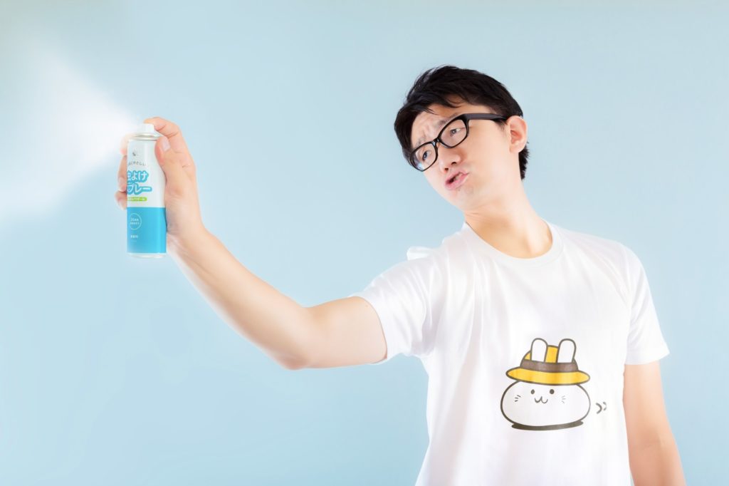 殺虫剤を振りまく人