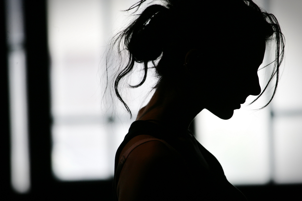 俯いている女性