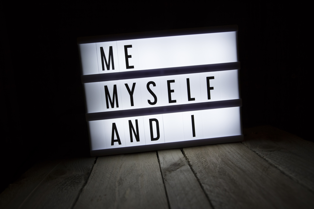 「ME MYSELF AND I」の文字