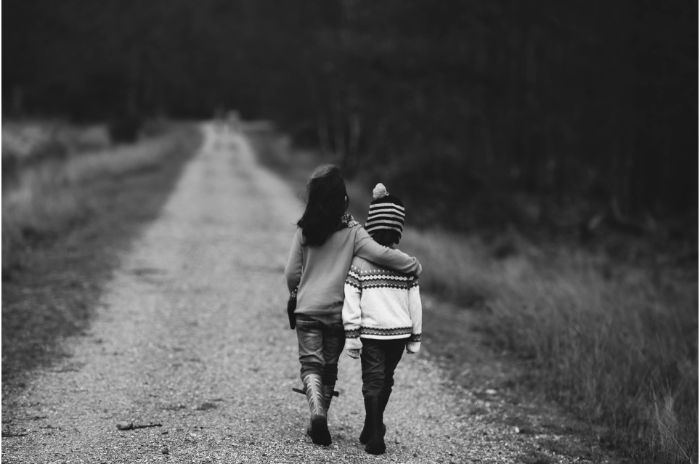 2人の子供が歩く様子